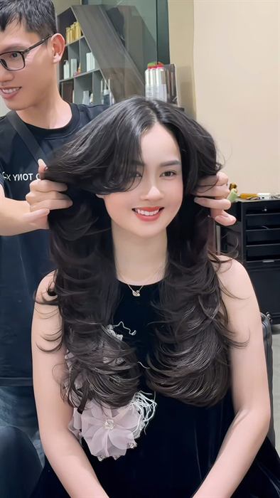 Khách hàng Tony Xèo - tóc đen uốn sóng, thấy áo nhân viên Xèo Hair Salon
