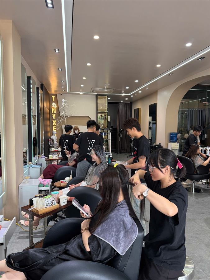 Góc làm tóc với trang trí tượng điêu khắc